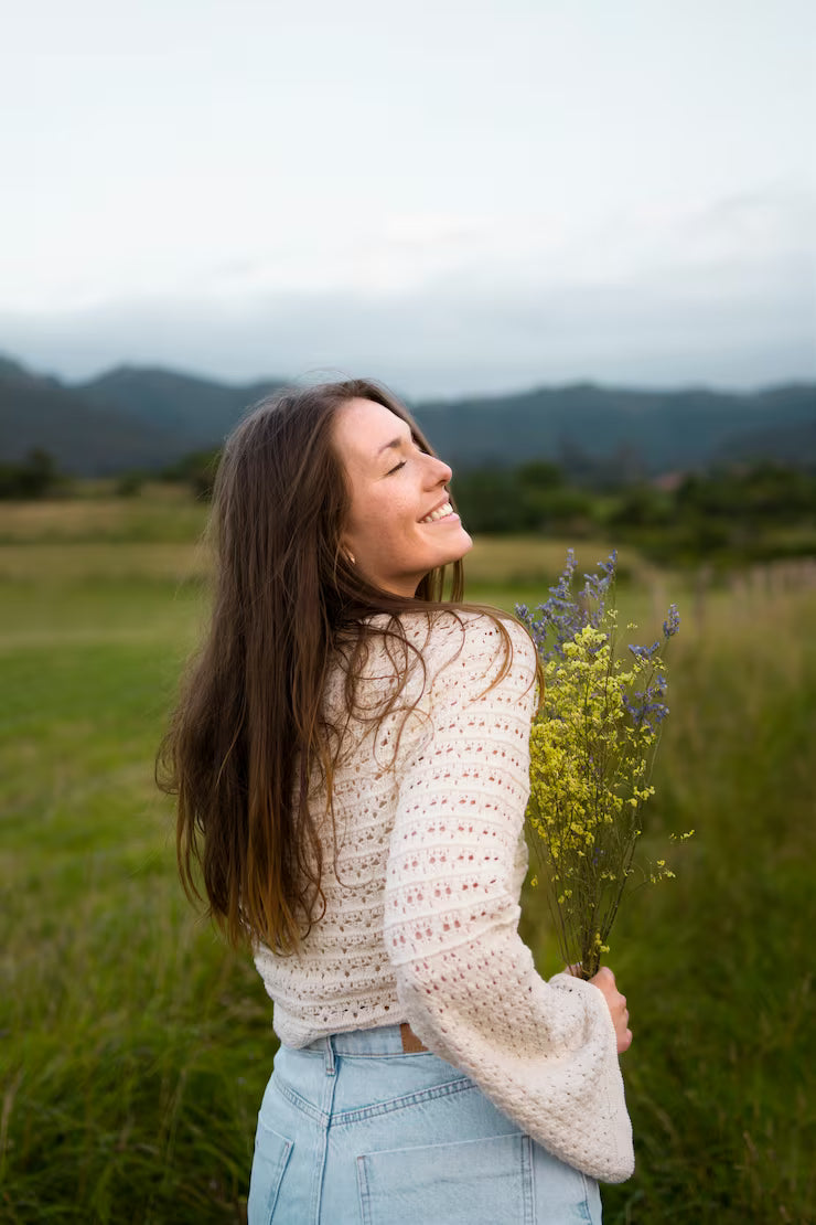 files/vista-lateral-sonriente-mujer-sosteniendo-flores_23-2149615148_jpg.avif